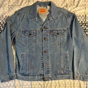 Men’s vintage  2000’s Levi’s Denim jacket perfect condition size XL